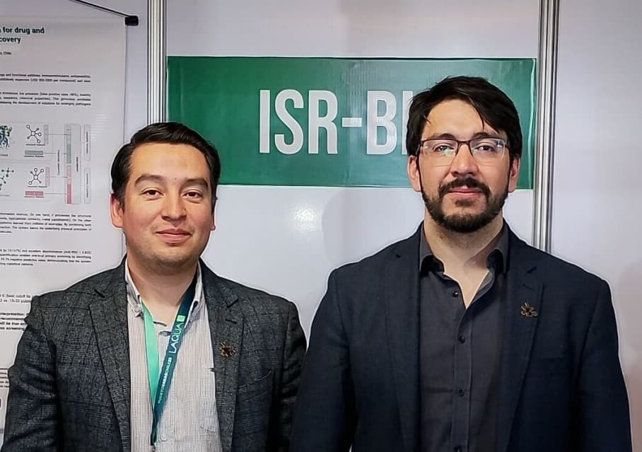Equipo de ISR-BIO presentando tecnología CORAL-AI en evento de biotecnología